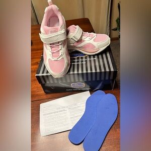 🆕 Dr Comfort Victory Pink & White Athletic Shoes Women’s size 6M *New in Box